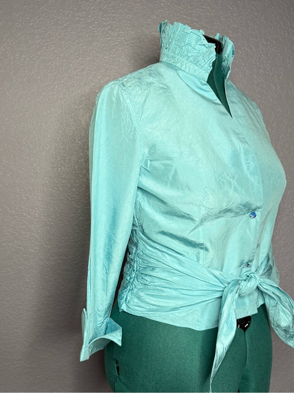 Flores & Flores 100% Silk Aqua Tie Waist Blouse Button Front V Neck Size 10 - Picture 7 of 9